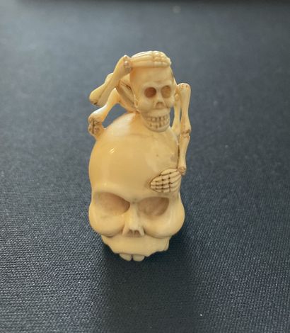 null JAPAN, 19th century Carved ivory* Netsuke with a skeleton astride a skull. Signed....