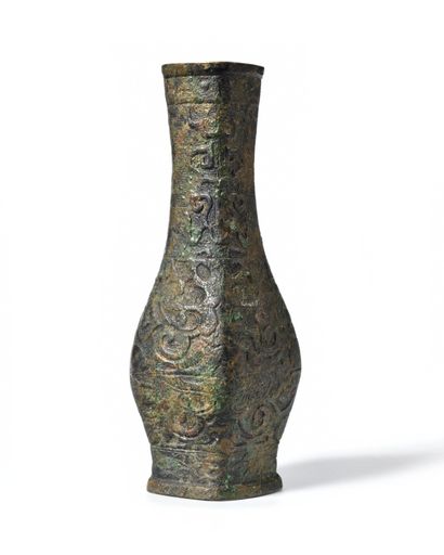 null CHINE Vase en bronze de type archaique. Exécuté sous les MING, XV-XVIe siècles...