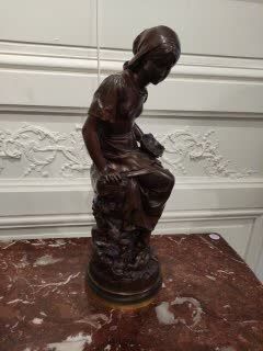 null Mathurin MOREAU (1822-1912) La Grapilleuse Bronze hors concours with brown patina...