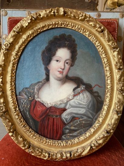 null ECOLE FRANCAISE du XVIIème siècle Portrait de dame Toile ovale Cadre : en chêne...