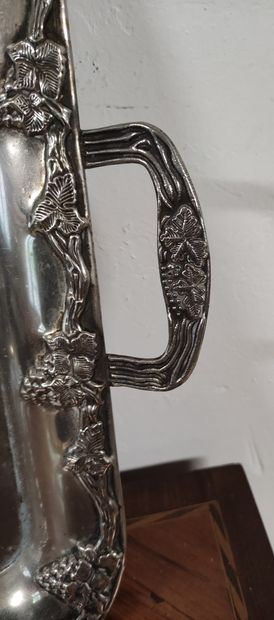  PLATEAU muni de poignées latérales en métal argenté à décor de pampres. XIXe siècle...
