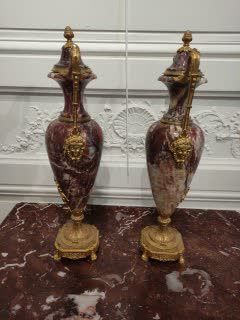 null Pair of AMPHORUS VASES on pedestal in red veined marble, gilded and chased bronze...