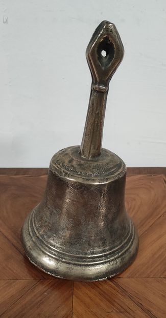 null CLOCHETTE en bronze argenté munie d’une prise losangée. XVII/XVIIIe siècle Hauteur...