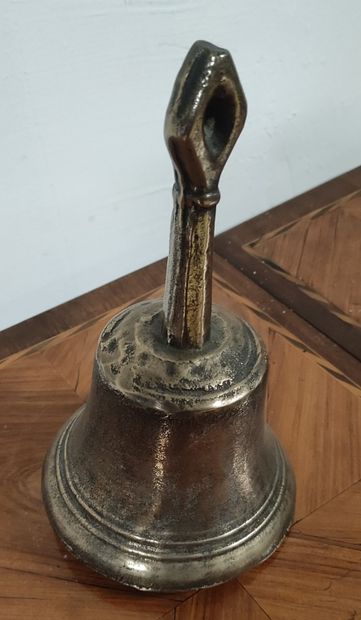 null CLOCHETTE en bronze argenté munie d’une prise losangée. XVII/XVIIIe siècle Hauteur...