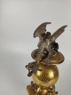 null PAIRE DE CHENETS "aux dragons" en bronze ciselé, doré et argenté. Figurant des...