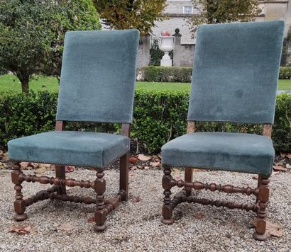 null Pair of high-backed walnut chairs with turned baluster legs, front legs resting...