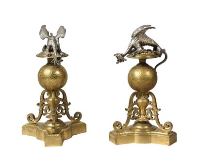 null PAIRE DE CHENETS "aux dragons" en bronze ciselé, doré et argenté. Figurant des...