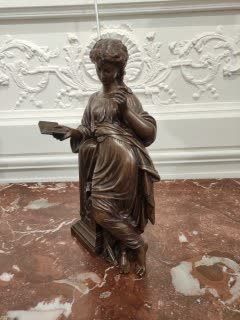 null Hippolyte MOREAU (1832-1927) Woman reading Brown patina bronze (clock top) Height...