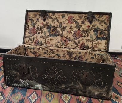 null Studded leather case. Floral hinges, lock entrance with hasp and wrought iron...