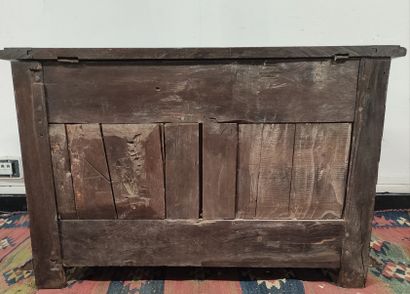 null LITTLE oak chest with three panels. 17th century Height : 58,5 cm - Length :...