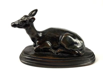 null Antoine-Louis BARYE (1795 - 1875) Biche couchée Bronze à patine brune Signé...