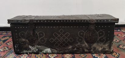 null Studded leather case. Floral hinges, lock entrance with hasp and wrought iron...