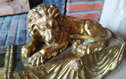 null PAIRE DE CHENETS en bronze doré représentant des lions couchés sur des terrasses...