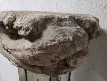 null GRAND CHAPITEAU en pierre calcaire sculptée en fort relief d’une salamandre....