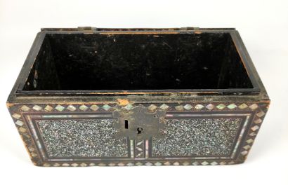 null JAPAN Rare small NAMBAN box with curved lid in black lacquered wood inlaid with...
