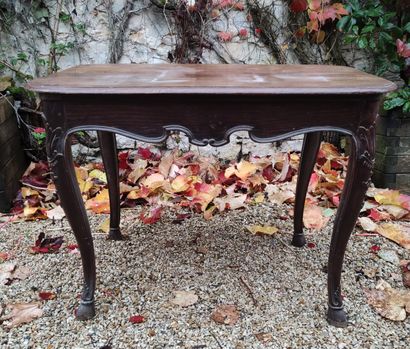 null Console table in oak, the belt carved with scrolls and shells. It rests on four...