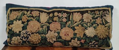 null CUSHION IN TAPESTRIES decorated with flowers and foliage. 17th century Height...