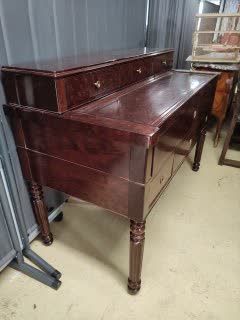 null Mahogany veneered desk with steps opening on the upper part by a mobile flap...