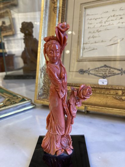 CHINE Figurine en corail sculpté représentant...