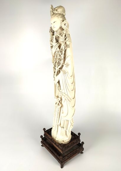 null JAPAN Important carved ivory Okimono representing a female figure. Wooden base...