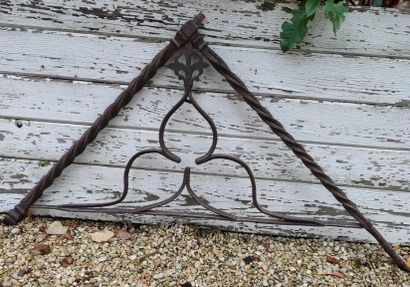 null Wrought iron POTENTIAL, twisted stem with trifoliate and flowered pattern. 15th...