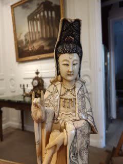 null CHINA Guan Yin in engraved and painted bone veneer. 20th century Height : 53...