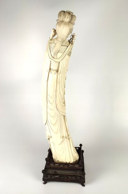 null JAPAN Important carved ivory Okimono representing a female figure. Wooden base...