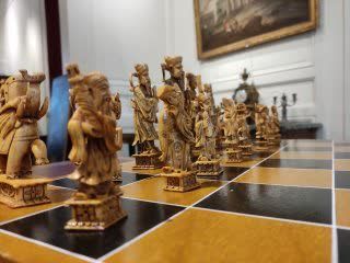 null CHINA Ivory chess set complete with its 32 pieces. Original wooden case (trace...
