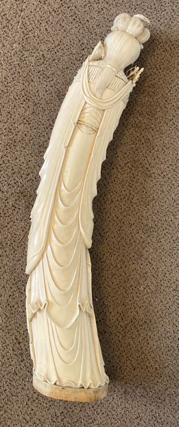 null JAPON Important Okimono en ivoire sculpté représentant un personnage féminin....