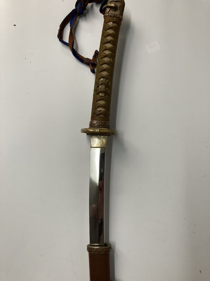 null JAPANESE Katana with brown lacquered metal scabbard, the guard in stingray,...