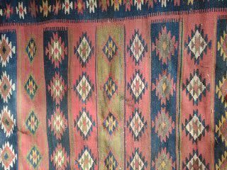 null KILIM à motifs de losanges sur fond rouge. Turquie, première moitié du XXe siècle...