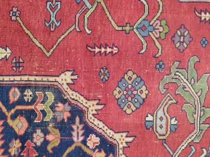  TURQUIE Important tapis SPARTA dans le gout Heriz en laine polychrome. Vers 1930...