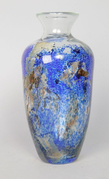 Novaro Jean-Claude NOVARO (1943-2015) Vase en verres soufflé bleu et doré. Signé...