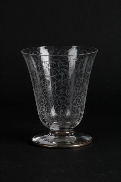 BACCARAT BACCARAT, vase tulipe en cristal gravé à décor de rinceaux et enroulements...