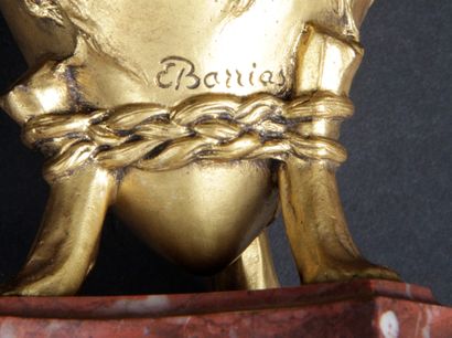 BARRIAS E.BARRIAS PETIT VASE TRIPODE en bronze doré a anse , à décor d’un enfant...