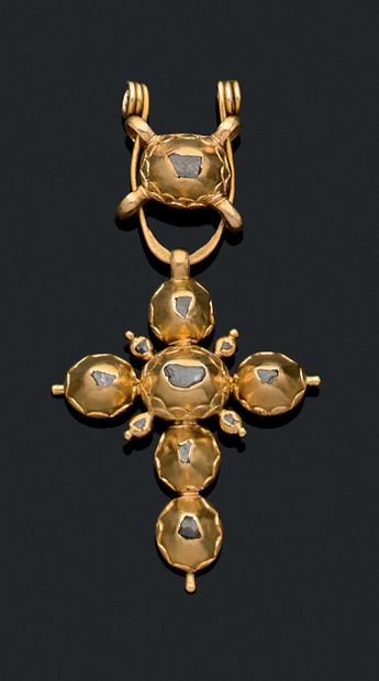 null PENDANT adorned with a ball-shaped cross holding rose-cut diamonds. Mounted...