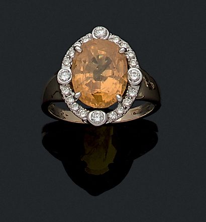 null BAGUE ornée d'un saphir jaune de 4.20 carats environ dans un entourage de diamants...