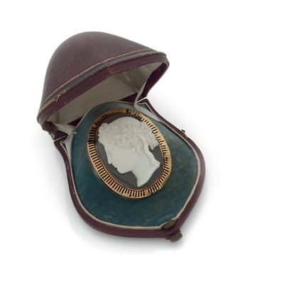 null A cameo on an agate in a black enamel frame (shocks). Mounted in 18K yellow...