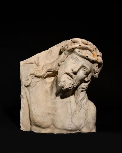 null BUSTE DE CHRIST en marbre sculpté en fort relief, fragment d’une de Descente...