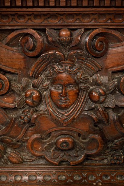 null CASSONE in carved walnut. Longitudinal panel of the front decorated with two...