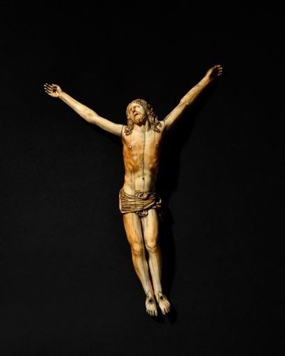 null CHRIST VIVANT en ivoire sculpté. Tête au regard implorant levé vers le ciel,...