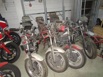 1 lot de 5 Honda VF400F type NC 13 motos incomplètes à restaurer ou pour pièces....