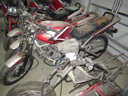 1 lot de 5 Honda VF400F type NC 13 motos incomplètes à restaurer ou pour pièces....