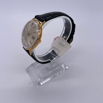 null LIP VERS 1970. Réf : 34477. Montre bracelet en or jaune 750/1000. Cadran blanc...