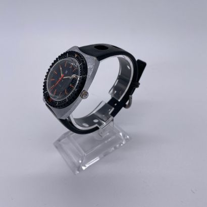 null LIP MEMO. CIRCA 1970. Ref : 005787. Steel bracelet watch. Black dial signed....