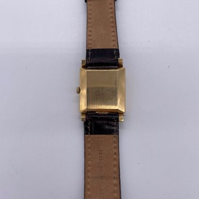 null BOUCHERON CIRCA 1970. Ref : 75303. 750/1000 yellow gold wristwatch. Square case....