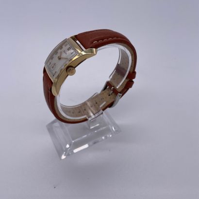 null ELGIN VERS 1940. Montre bracelet en or jaune 585/1000, 14K. Boîtier type curvex....