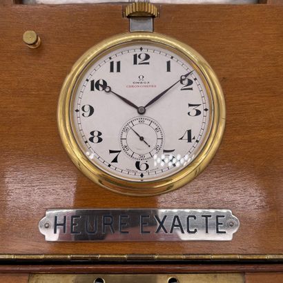 null OMEGA CHRONOMETRE HEURE EXACTE. VERS 1925. Coffret chronomètre en bois. Outil...