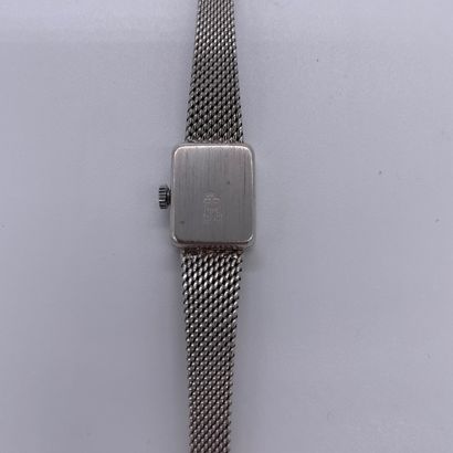 null PAILLARD. VERS 1940. Montre bracelet en or gris 750/1000. Boîtier rectangulaire....
