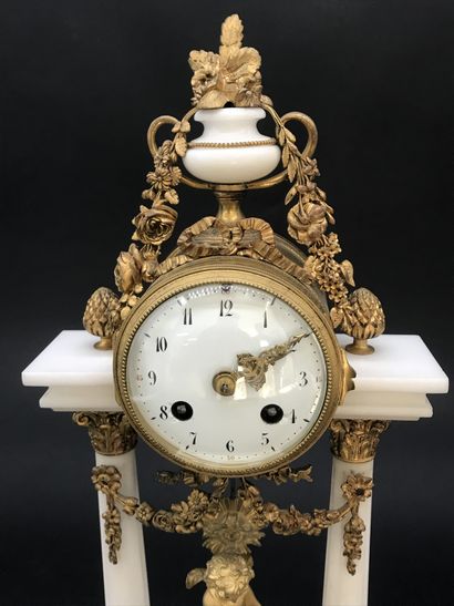 null PORTICO CLOCK 

Louis XVI style portico clock in white marble and gilt bronze...